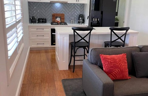 Shadforth Casa | Luxury Romantic Farm Stay, Feed the horses roam the acreage 12 mins to Orange