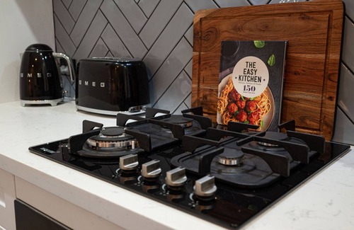 Shadforth Casa | Luxury Romantic Farm Stay, Feed the horses roam the acreage 12 mins to Orange