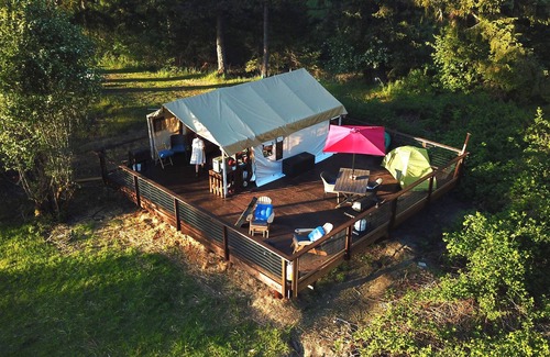Campbell River Alquiler De RV | Luxury Safari tent adjacent to the beach, following a nature trail to the river