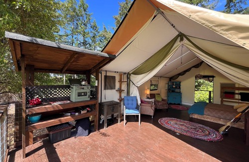 Campbell River Alquiler De RV | Luxury Safari tent adjacent to the beach, following a nature trail to the river