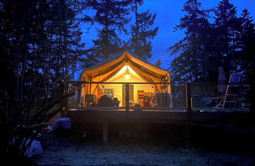 Campbell River Alquiler De RV | Luxury Safari tent adjacent to the beach, following a nature trail to the river