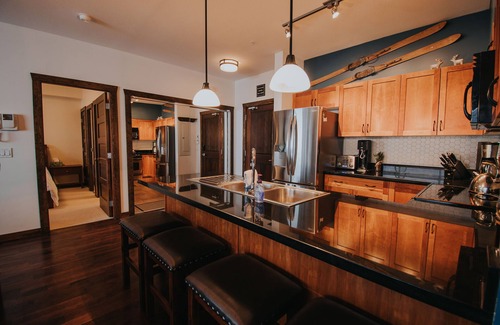 Big White Ski Resort Condominio | Condominio de lujo con acceso directo a las pistas de esquí con bañera de hidromasaje privada y ducha de vapor