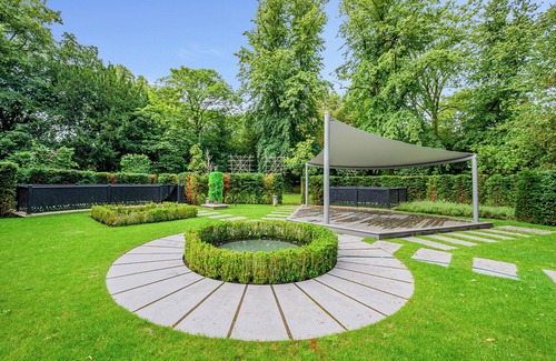 Trafford Casa | Luxury Subterranean Mansion - 3 amazing bedroom suites