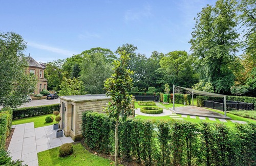 Trafford Casa | Luxury Subterranean Mansion - 3 amazing bedroom suites