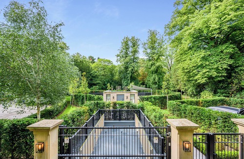 Trafford Casa | Luxury Subterranean Mansion - 3 amazing bedroom suites