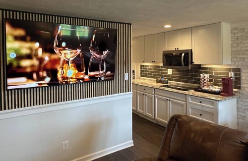 Sedgefield Apartamento | Luxury Suite, patio, Gazebo, hammock, sauna, fence