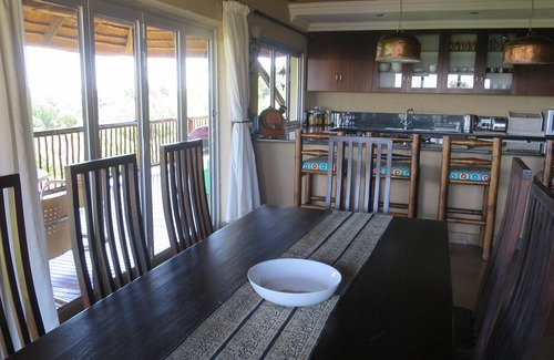 Northcliff Villa | Villa de lujo con techo de paja y balcón con vistas a Johannesburgo - Capacidad para seis