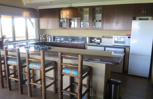 Northcliff Villa | Villa de lujo con techo de paja y balcón con vistas a Johannesburgo - Capacidad para seis