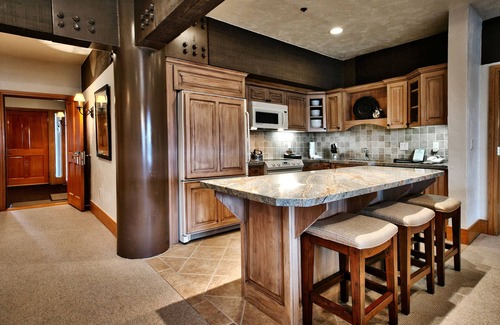 Deer Valley Apartamento | Luxury Three Bedroom Suite with Mountain Views and Hot Tub 3 Apartment Hotel by RedAwning