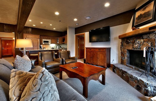 Deer Valley Apartamento | Luxury Three Bedroom Suite with Mountain Views and Hot Tub 3 Apartment Hotel by RedAwning