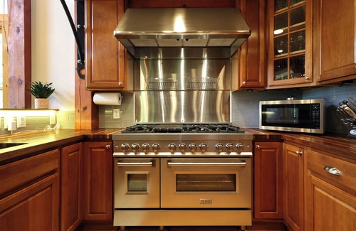Spring Mills Cabina | Luxury Timber Frame Mountaintop Lodge, impresionantes vistas, 5 suites, cocina de chef