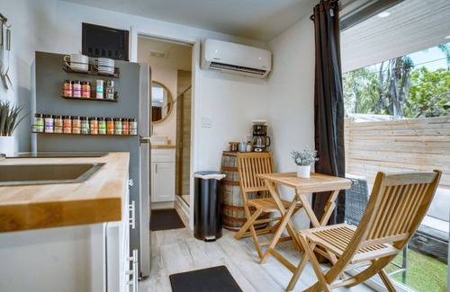 Vero Beach Apartamento | Luxury Tiny Container Home |2mi to Beach| Private