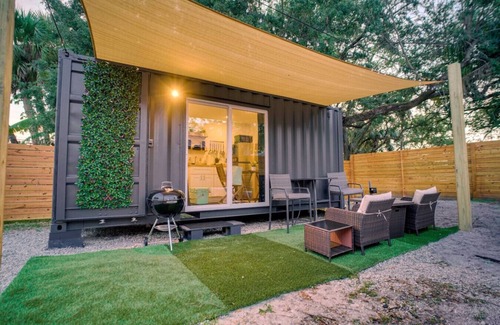 Vero Beach Apartamento | Luxury Tiny Container Home |2mi to Beach| Private