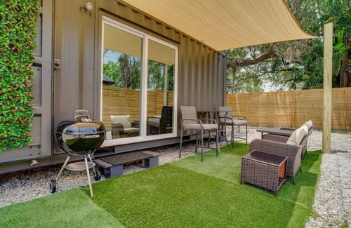 Vero Beach Apartamento | Luxury Tiny Container Home |2mi to Beach| Private