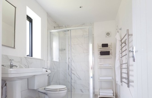 Hurstpierpoint Cabaña | Luxury two bedroom lodge within walking distance distance of Hurstpierpoint.