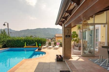 Carcaixent Villa | Luxury villa close to beach, mountain and golf!