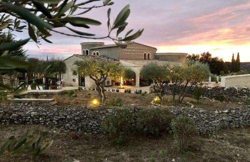 Castillon-du-Gard Villa | Luxury Villa in front of the famous Pont-du-Gard.