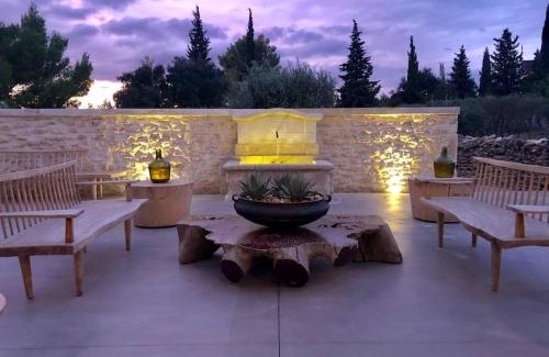 Castillon-du-Gard Villa | Luxury Villa in front of the famous Pont-du-Gard.