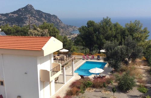 Archangelos Villa | Villa de lujo con piscina privada climatizada con vistas a la playa de Tsampika