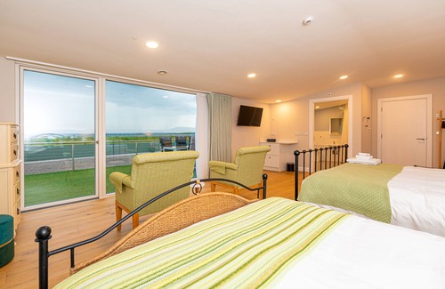 Ballinful Hotel | Luxury Villa, Six En-suite Bedrooms, Paved Path to Sea, Personalised Service.