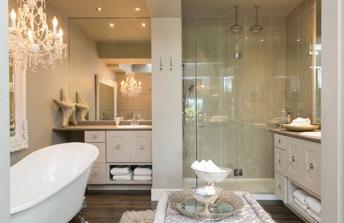 Kelowna Central Business District Hotel | Luxury Waterfront - Downtown - Gorgeous Interior!