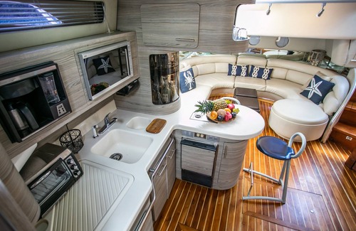 Coco Alquiler De Eote | Luxury yacht day tour or overnight.