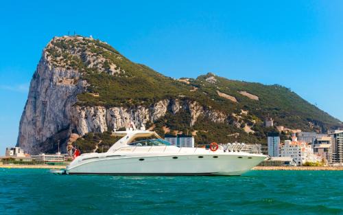 Gibraltar Alquiler De Eote | Luxury Yacht Hotel