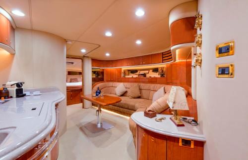 Gibraltar Alquiler De Eote | Luxury Yacht Hotel