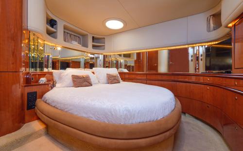Gibraltar Alquiler De Eote | Luxury Yacht Hotel