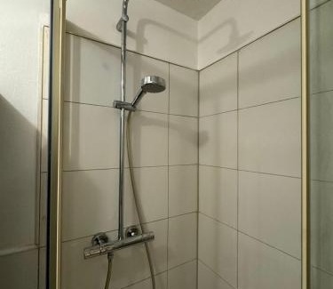 Lannesdorf Apartamento | Möbliertes Zimmer mit TV, Internet & kompletter Ausstattung in Bonn-Mehlem