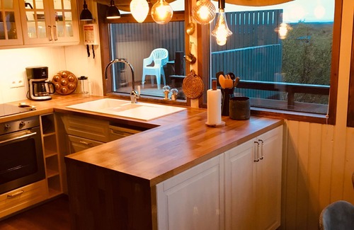 Borgarnes Cabina | Acogedora cabaña campestre en un bello entorno.