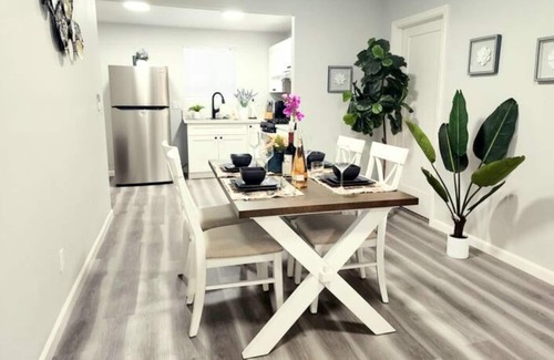 Monrovia Apartamento | M3-Detached house 2 bedroom 1 bathroom close Old Town Monrovia kingsize-bed!