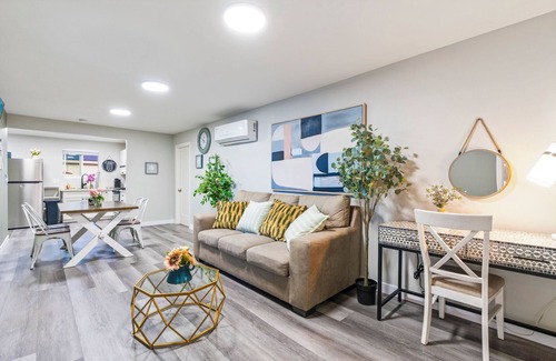 Monrovia Apartamento | M3-Detached house 2 bedroom 1 bathroom close Old Town Monrovia kingsize-bed!