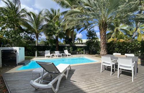 Bellevue Villa | Macassi 3BR beach house, steps to the beach & private pool - cistern