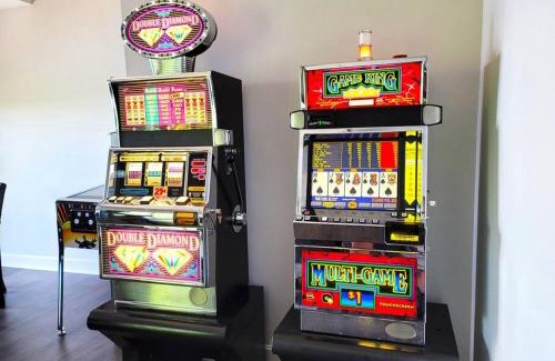 Osage Beach Casa | Magazine-Featured Mansion, Golf Green, Casino, etc