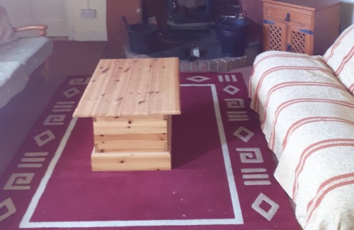 Dundalk Cabaña | Maggie's Cottage se encuentra en la ladera de una montaña, con vistas a la bahía de Dundalk.