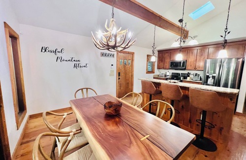 Maggie Valley Chalet De Esquí | Maggie Valley 4BR Cabin w/ Hot Tub in Serene Forest - Near Golf, Skiing & Hiking