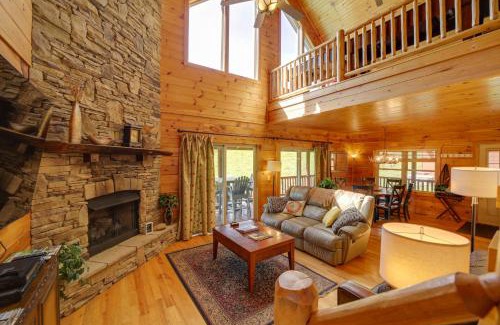 Maggie Valley Casa | Maggie Valley Cabin with Private Hot Tub and Game Room