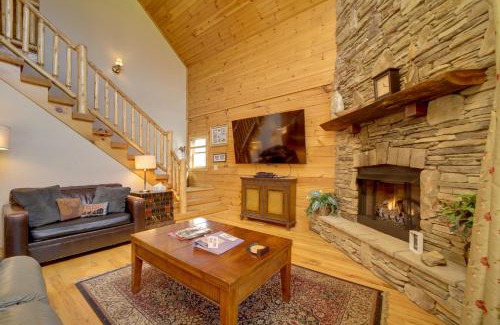Maggie Valley Casa | Maggie Valley Cabin with Private Hot Tub and Game Room