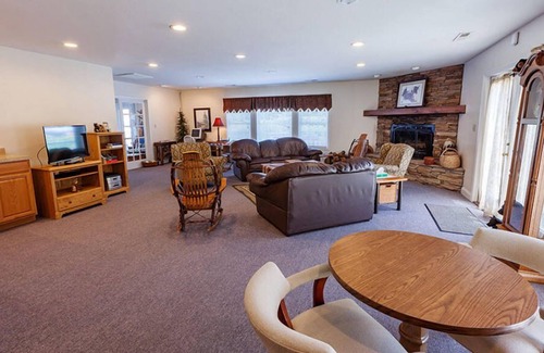 Maggie Valley Hotel | Maggie Valley Creekside Lodge