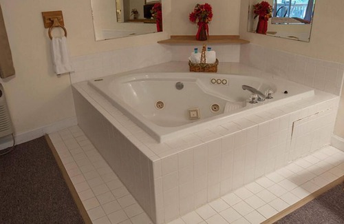 Maggie Valley Hotel | Maggie Valley Creekside Lodge