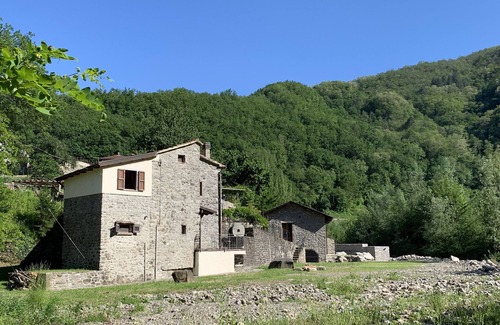 Mulazzo Casa | molino idílico en el río con piscina