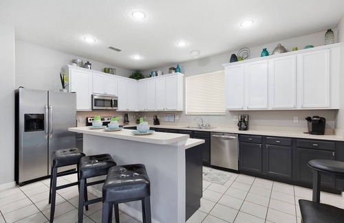 Legacy Park Villa | Amazing Family Villa w / 8 Bedroom, 5 themed, Pool, Spa, Game Room (Sleeps 25)