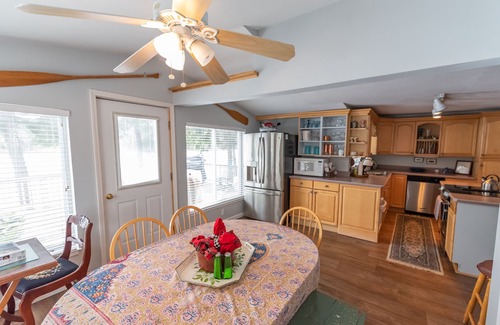 Cambridge Springs Casa | Puestas de sol mágicas, máxima comodidad en Waterfront Retreat en Rural PA