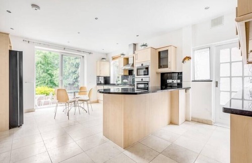 Plaistow and Sundridge Villa | Magnificent 5/6 bedrooms London house. Ideal for families or contractors.