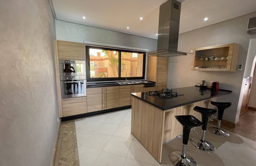 Issen Villa | Magnífica villa contemporánea de 120m2 con gran piscina privada / Dyar Shemsi