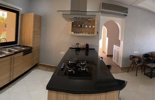 Issen Villa | Magnífica villa contemporánea de 120m2 con gran piscina privada / Dyar Shemsi