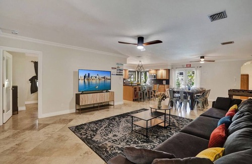 South Lake Villa | Magnificent Villa by Lake near Hollywood Beach