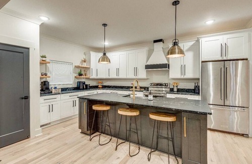 Dickson Casa | *Main&Broad* Elegant 4 bedroom Downtown w/parking