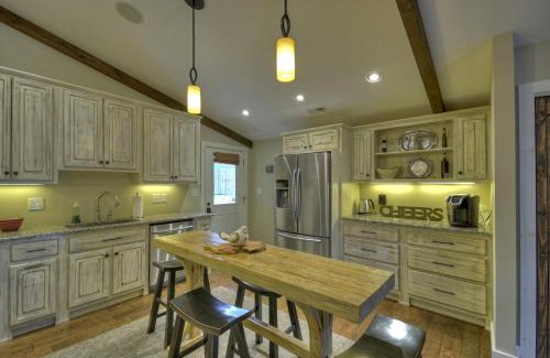 Blue Ridge Casa | Main Street Cottage - Downtown Blue Ridge - Experience Downtown Living, Cozy King Bed, Full Kitchen, Comfortable Living Room